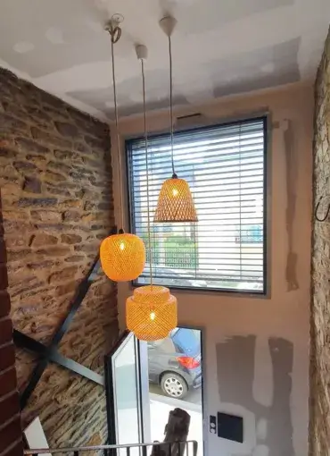 création et installation de suspentes lumières dans une maison en rénovation à Rennes
